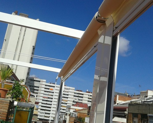 Pérgola corredera y telones verticales 