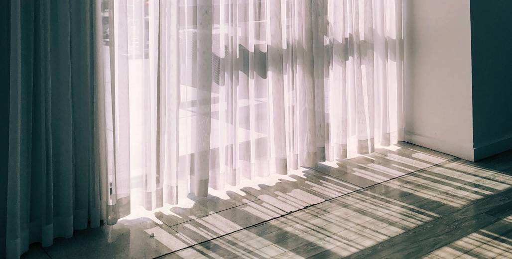 Diez cortinas y visillos para controlar el flujo de luz natural en la  habitación de matrimonio