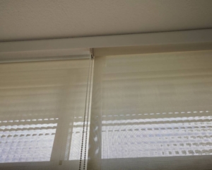 Cortines en un pis del carrer Nàpols a Barcelona