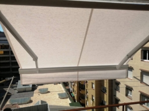 tendal de braç invisible en un àtic