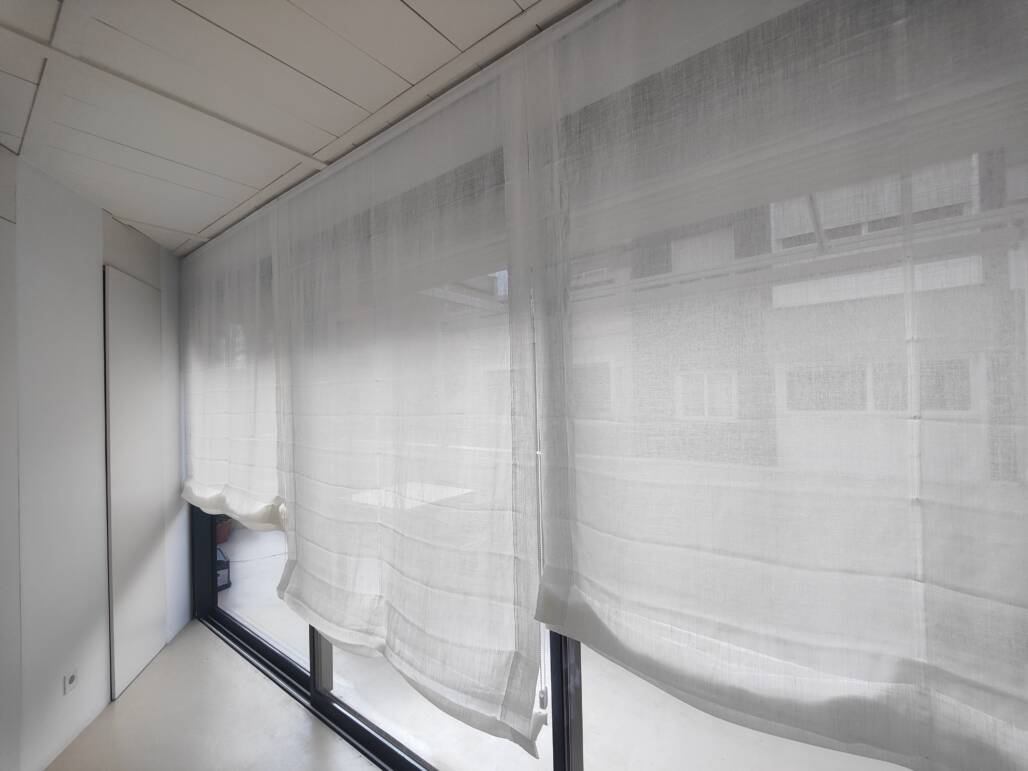 Una cocina con una ventana que tiene una cortina que dice 'nieve