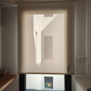 Por qué cerrar las cortinas a las 19:00 te ayuda a reducir tu consumo eléctrico, según los expertos