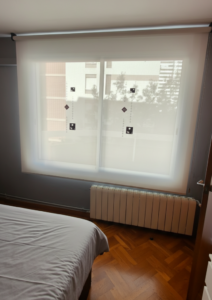 Cortina enrollable en dormitorio