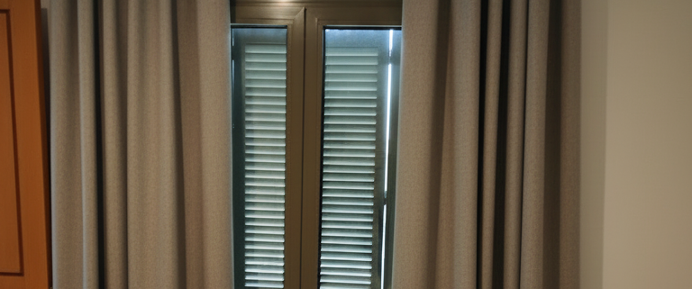 Proyecto cortina opaca en piso turístico
